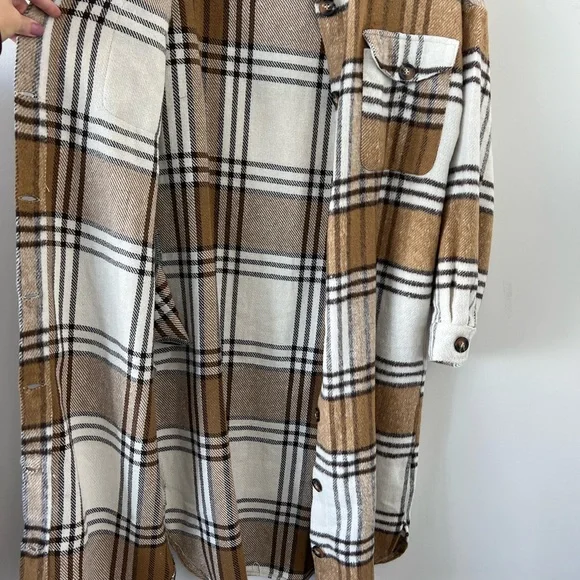 ⭐️SOLD⭐️ Women’s Brown Long Flannel Plaid Button Front Shacket Trench Coat - Picture 3 of 6